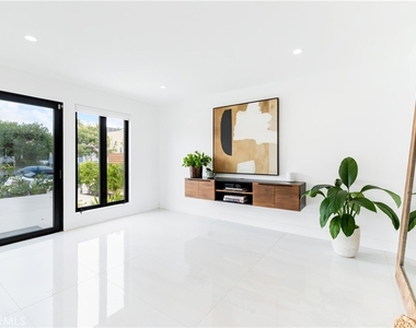 707 Begonia Avenue - Photo Thumbnail 2