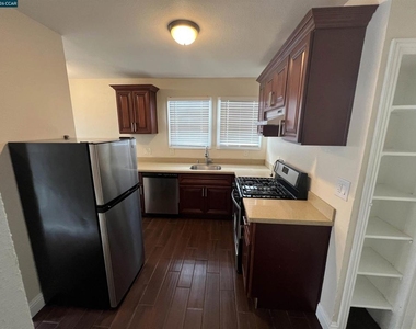 2824 23rd Avenue - Photo Thumbnail 3