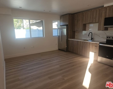 3209 W W 18th Street - Photo Thumbnail 2