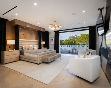 806 N Gardner Street - Photo Thumbnail 8