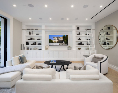 806 N Gardner Street - Photo Thumbnail 18