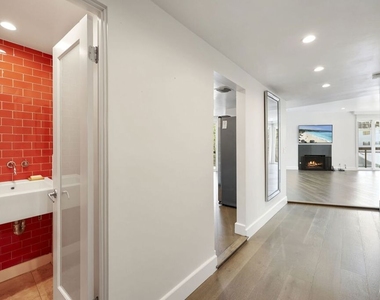 723 Westmount Drive - Photo Thumbnail 16