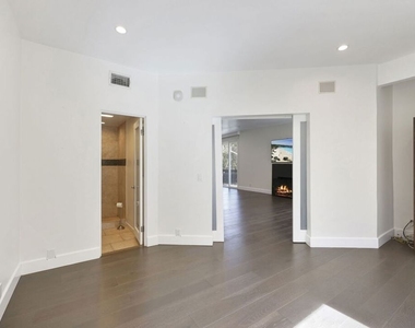 723 Westmount Drive - Photo Thumbnail 7