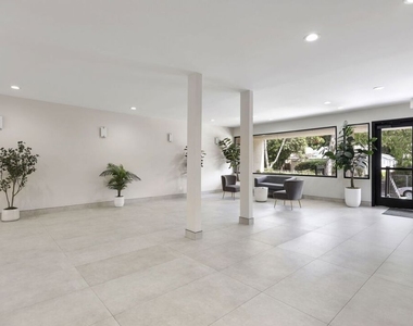 723 Westmount Drive - Photo Thumbnail 21