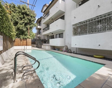 723 Westmount Drive - Photo Thumbnail 24