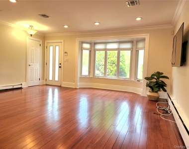 244 Martin Drive - Photo Thumbnail 4