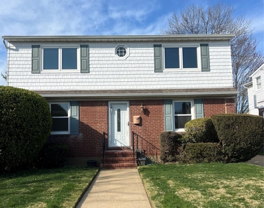 1016 Oaks Drive - Photo Thumbnail 3