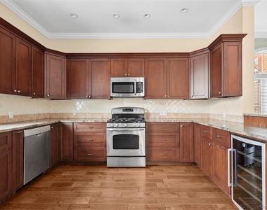 434 E Broadway - Photo Thumbnail 3