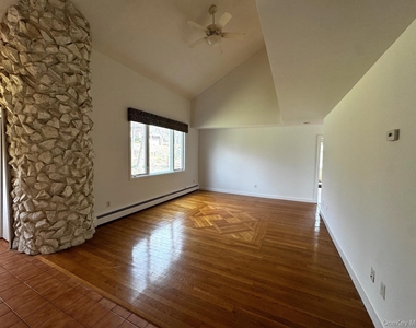 2581 Roanoke Avenue - Photo Thumbnail 8