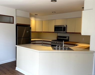 2581 Roanoke Avenue - Photo Thumbnail 2
