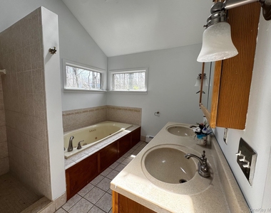 2581 Roanoke Avenue - Photo Thumbnail 11