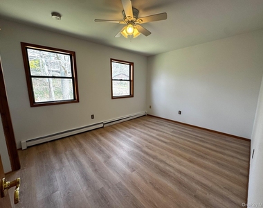 2581 Roanoke Avenue - Photo Thumbnail 12