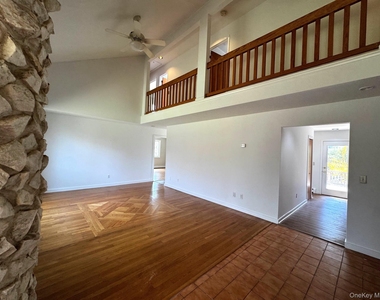 2581 Roanoke Avenue - Photo Thumbnail 7