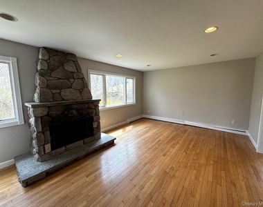 2581 Roanoke Avenue - Photo Thumbnail 4