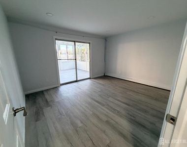 2460 Woodbridge Avenue - Photo Thumbnail 13