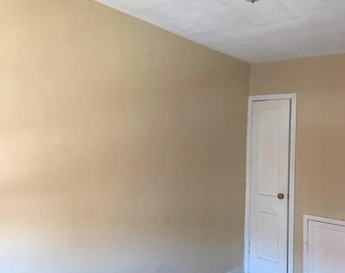 4613 Hartel Avenue - Photo Thumbnail 11