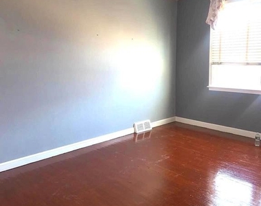 4613 Hartel Avenue - Photo Thumbnail 2