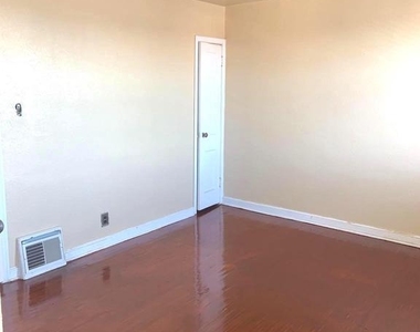 4613 Hartel Avenue - Photo Thumbnail 9