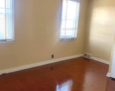 4613 Hartel Avenue - Photo Thumbnail 7