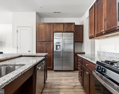 228 Park Ln - Photo Thumbnail 7