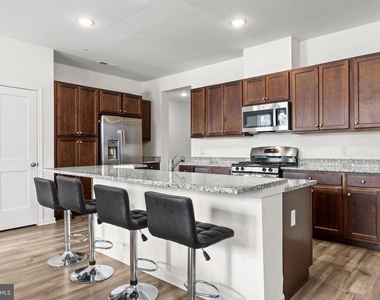 228 Park Ln - Photo Thumbnail 5