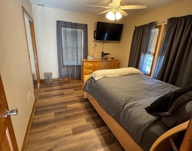 700 Schiller Avenue - Photo Thumbnail 14