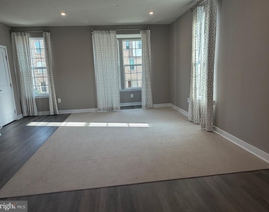 149 Lawndale Drive - Photo Thumbnail 8