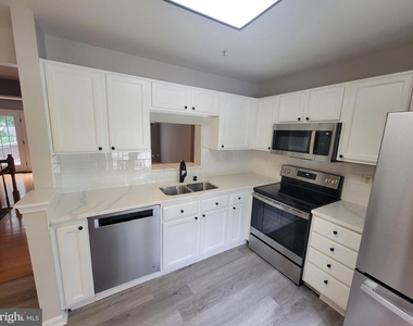 8702 Castlerock Court - Photo Thumbnail 4