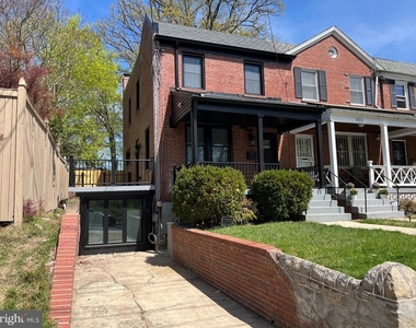 327 Whittier Street Nw - Photo Thumbnail 2