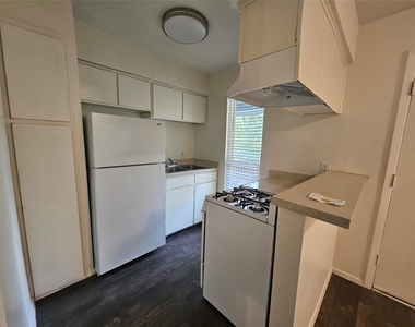 4406 Avenue C - Photo Thumbnail 3