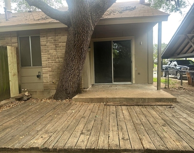 6907 Woodhue Dr - Photo Thumbnail 30
