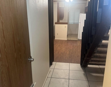 6907 Woodhue Dr - Photo Thumbnail 7