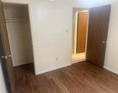 6907 Woodhue Dr - Photo Thumbnail 17
