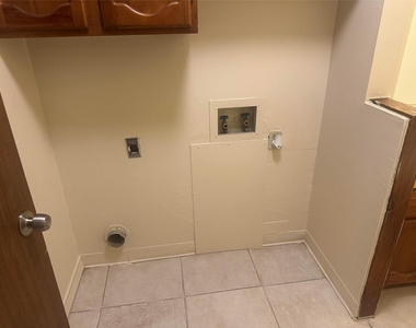 6907 Woodhue Dr - Photo Thumbnail 14