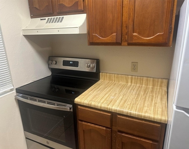 6907 Woodhue Dr - Photo Thumbnail 11