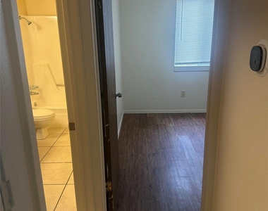 6907 Woodhue Dr - Photo Thumbnail 6