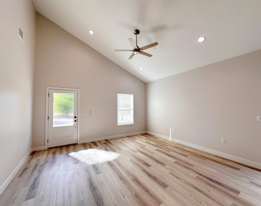 817 5th St - Photo Thumbnail 2