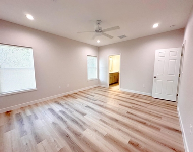 817 5th St - Photo Thumbnail 12