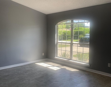 1752 Glen Laurel Drive - Photo Thumbnail 2