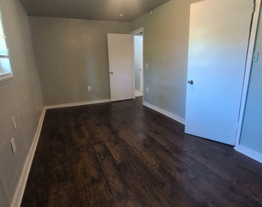2092 Benedict Road - Photo Thumbnail 5