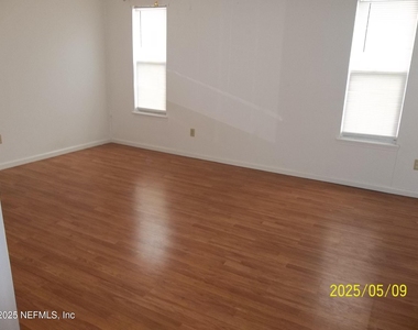 255 Leatherleaf Drive - Photo Thumbnail 3