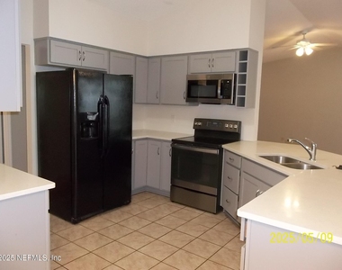 255 Leatherleaf Drive - Photo Thumbnail 13