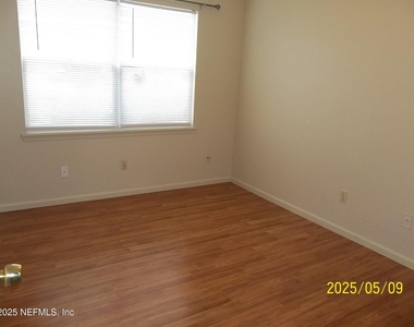 255 Leatherleaf Drive - Photo Thumbnail 4
