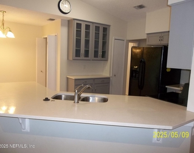 255 Leatherleaf Drive - Photo Thumbnail 6