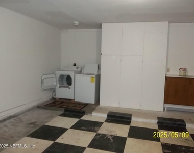 255 Leatherleaf Drive - Photo Thumbnail 9
