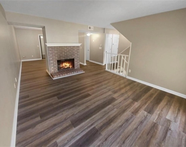 688 Stratford Green - Photo Thumbnail 4