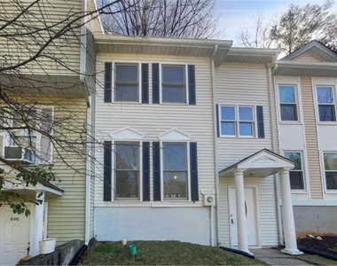 688 Stratford Green - Photo Thumbnail 1