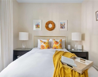 582 Charles Ave - Photo Thumbnail 2