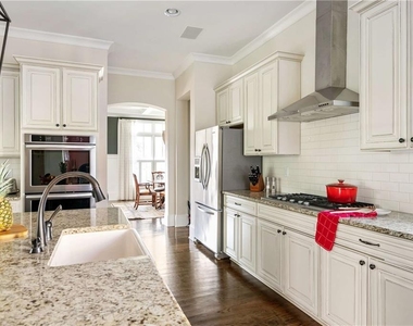 582 Charles Ave - Photo Thumbnail 12