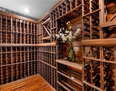 582 Charles Ave - Photo Thumbnail 3